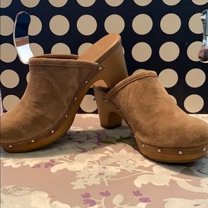 Camel colored American Eagle clogs